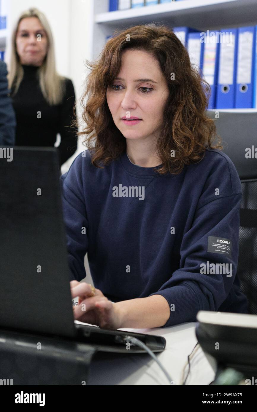 Madrid, Spanien. Dezember 2023. Die Präsidentin der Gemeinschaft Madrid, Isabel Diaz Ayuso, besuchte am 26. Dezember 2023 das Hauptquartier der Madrid Auto-Taxi Association in Madrid. (Foto: Oscar Gonzalez/SIPA USA) (Foto: Oscar Gonzalez/SIPA USA) Credit: SIPA USA/Alamy Live News Stockfoto