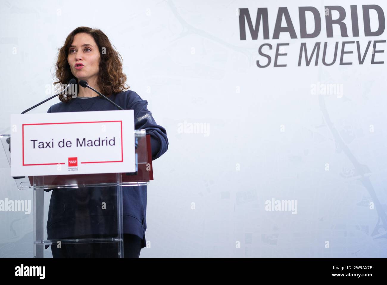 Madrid, Spanien. Dezember 2023. Die Präsidentin der Gemeinschaft Madrid, Isabel Diaz Ayuso, besuchte am 26. Dezember 2023 das Hauptquartier der Madrid Auto-Taxi Association in Madrid. (Foto: Oscar Gonzalez/SIPA USA) (Foto: Oscar Gonzalez/SIPA USA) Credit: SIPA USA/Alamy Live News Stockfoto