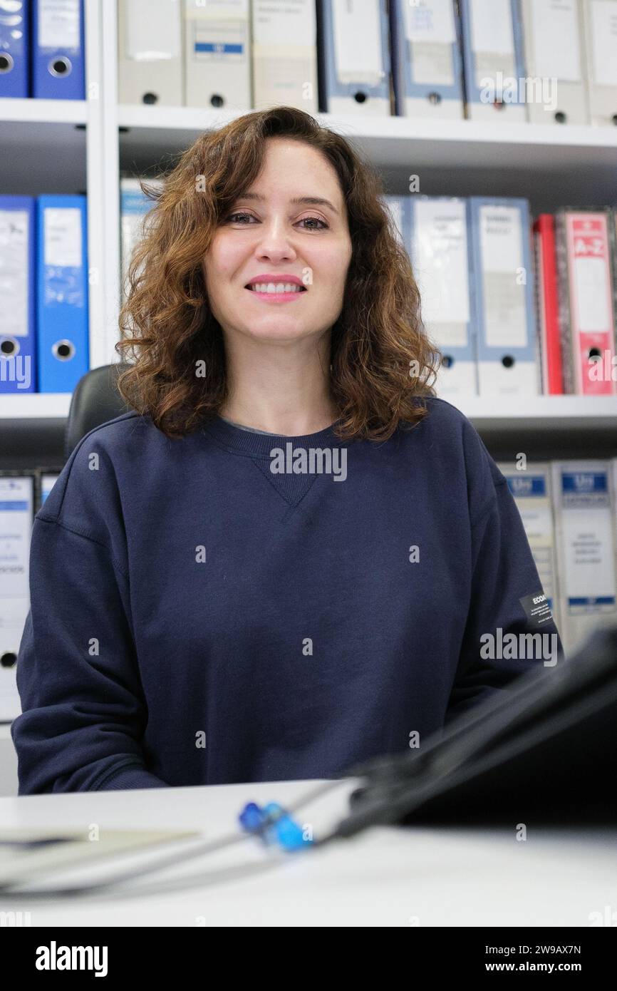 Madrid, Spanien. Dezember 2023. Die Präsidentin der Gemeinschaft Madrid, Isabel Diaz Ayuso, besuchte am 26. Dezember 2023 das Hauptquartier der Madrid Auto-Taxi Association in Madrid. (Foto: Oscar Gonzalez/SIPA USA) (Foto: Oscar Gonzalez/SIPA USA) Credit: SIPA USA/Alamy Live News Stockfoto