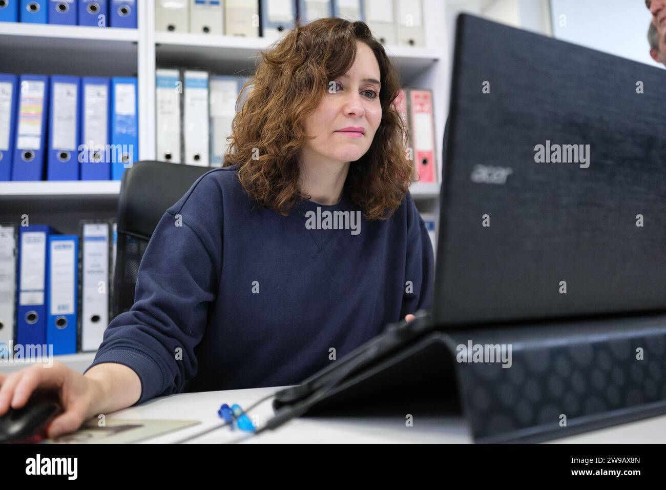 Madrid, Spanien. Dezember 2023. Die Präsidentin der Gemeinschaft Madrid, Isabel Diaz Ayuso, besuchte am 26. Dezember 2023 das Hauptquartier der Madrid Auto-Taxi Association in Madrid. (Foto: Oscar Gonzalez/SIPA USA) (Foto: Oscar Gonzalez/SIPA USA) Credit: SIPA USA/Alamy Live News Stockfoto