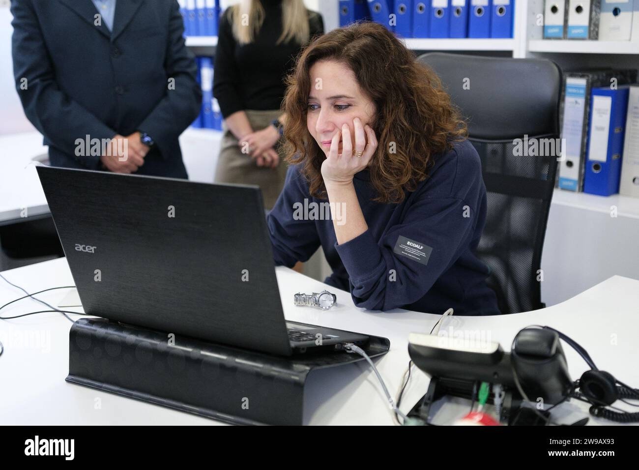 Madrid, Spanien. Dezember 2023. Die Präsidentin der Gemeinschaft Madrid, Isabel Diaz Ayuso, besuchte am 26. Dezember 2023 das Hauptquartier der Madrid Auto-Taxi Association in Madrid. (Foto: Oscar Gonzalez/SIPA USA) (Foto: Oscar Gonzalez/SIPA USA) Credit: SIPA USA/Alamy Live News Stockfoto