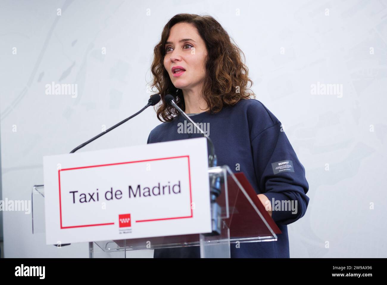 Madrid, Spanien. Dezember 2023. Die Präsidentin der Gemeinschaft Madrid, Isabel Diaz Ayuso, besuchte am 26. Dezember 2023 das Hauptquartier der Madrid Auto-Taxi Association in Madrid. (Foto: Oscar Gonzalez/SIPA USA) (Foto: Oscar Gonzalez/SIPA USA) Credit: SIPA USA/Alamy Live News Stockfoto