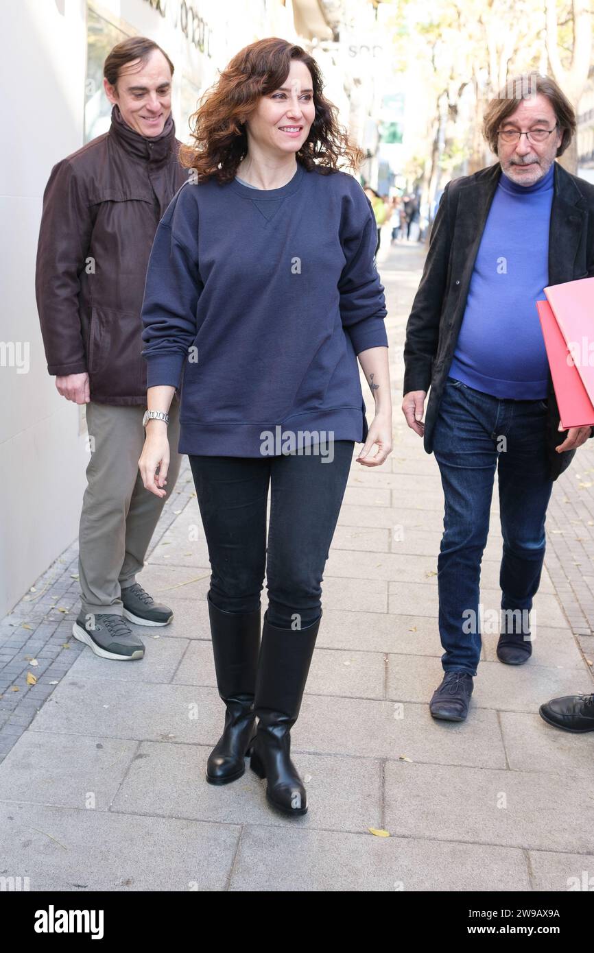 Madrid, Spanien. Dezember 2023. Die Präsidentin der Gemeinschaft Madrid, Isabel Diaz Ayuso, besuchte am 26. Dezember 2023 das Hauptquartier der Madrid Auto-Taxi Association in Madrid. (Foto: Oscar Gonzalez/SIPA USA) (Foto: Oscar Gonzalez/SIPA USA) Credit: SIPA USA/Alamy Live News Stockfoto