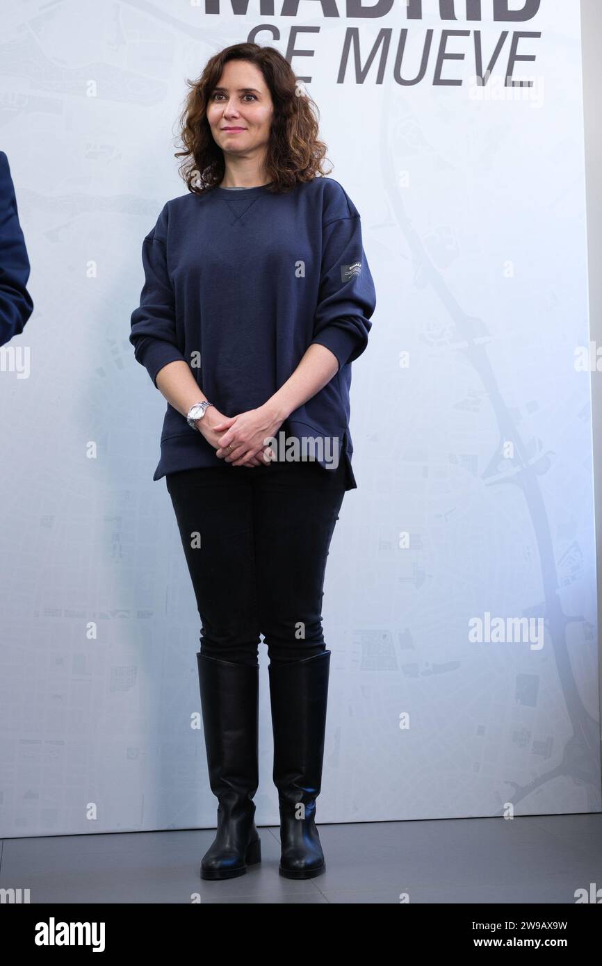 Madrid, Spanien. Dezember 2023. Die Präsidentin der Gemeinschaft Madrid, Isabel Diaz Ayuso, besuchte am 26. Dezember 2023 das Hauptquartier der Madrid Auto-Taxi Association in Madrid. (Foto: Oscar Gonzalez/SIPA USA) (Foto: Oscar Gonzalez/SIPA USA) Credit: SIPA USA/Alamy Live News Stockfoto