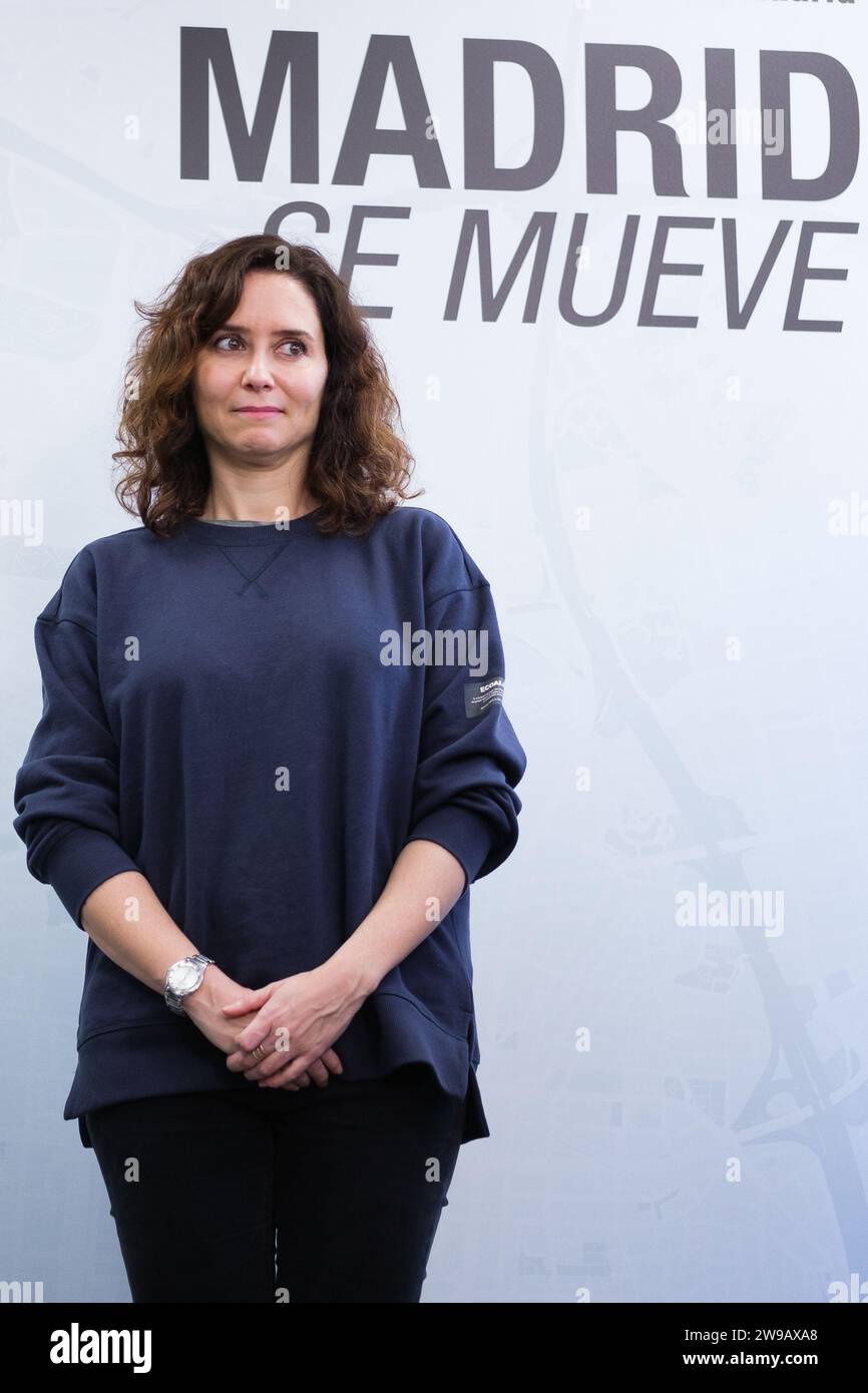 Madrid, Spanien. Dezember 2023. Die Präsidentin der Gemeinschaft Madrid, Isabel Diaz Ayuso, besuchte am 26. Dezember 2023 das Hauptquartier der Madrid Auto-Taxi Association in Madrid. (Foto: Oscar Gonzalez/SIPA USA) (Foto: Oscar Gonzalez/SIPA USA) Credit: SIPA USA/Alamy Live News Stockfoto