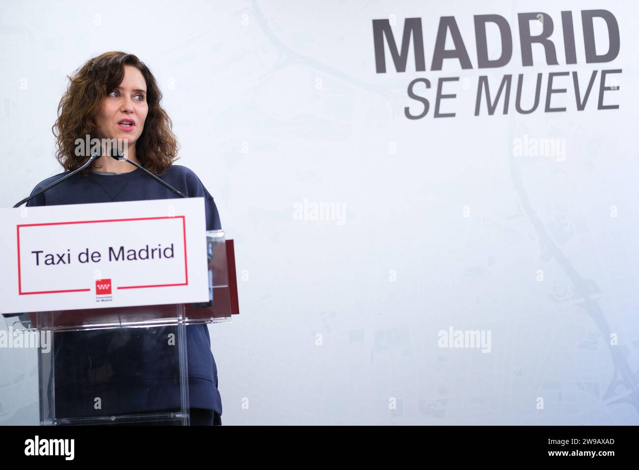 Madrid, Spanien. Dezember 2023. Die Präsidentin der Gemeinschaft Madrid, Isabel Diaz Ayuso, besuchte am 26. Dezember 2023 das Hauptquartier der Madrid Auto-Taxi Association in Madrid. (Foto: Oscar Gonzalez/SIPA USA) (Foto: Oscar Gonzalez/SIPA USA) Credit: SIPA USA/Alamy Live News Stockfoto
