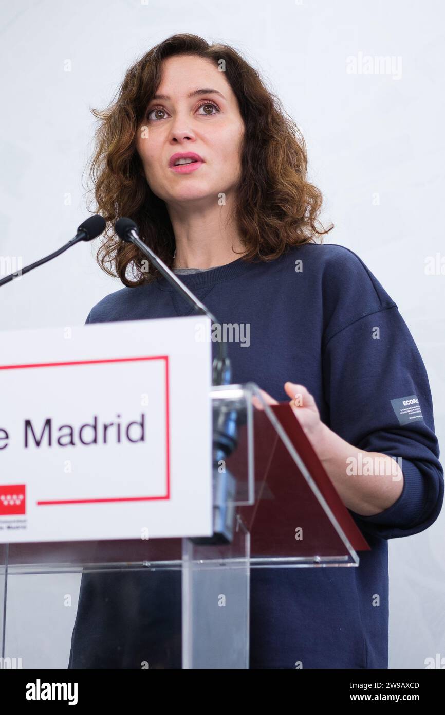 Madrid, Spanien. Dezember 2023. Die Präsidentin der Gemeinschaft Madrid, Isabel Diaz Ayuso, besuchte am 26. Dezember 2023 das Hauptquartier der Madrid Auto-Taxi Association in Madrid. (Foto: Oscar Gonzalez/SIPA USA) (Foto: Oscar Gonzalez/SIPA USA) Credit: SIPA USA/Alamy Live News Stockfoto