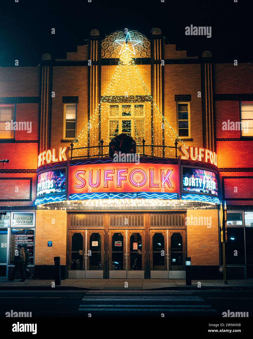 Das Suffolk Theater bei Nacht mit Weihnachtsdekoration, Riverhead, New York Stockfoto