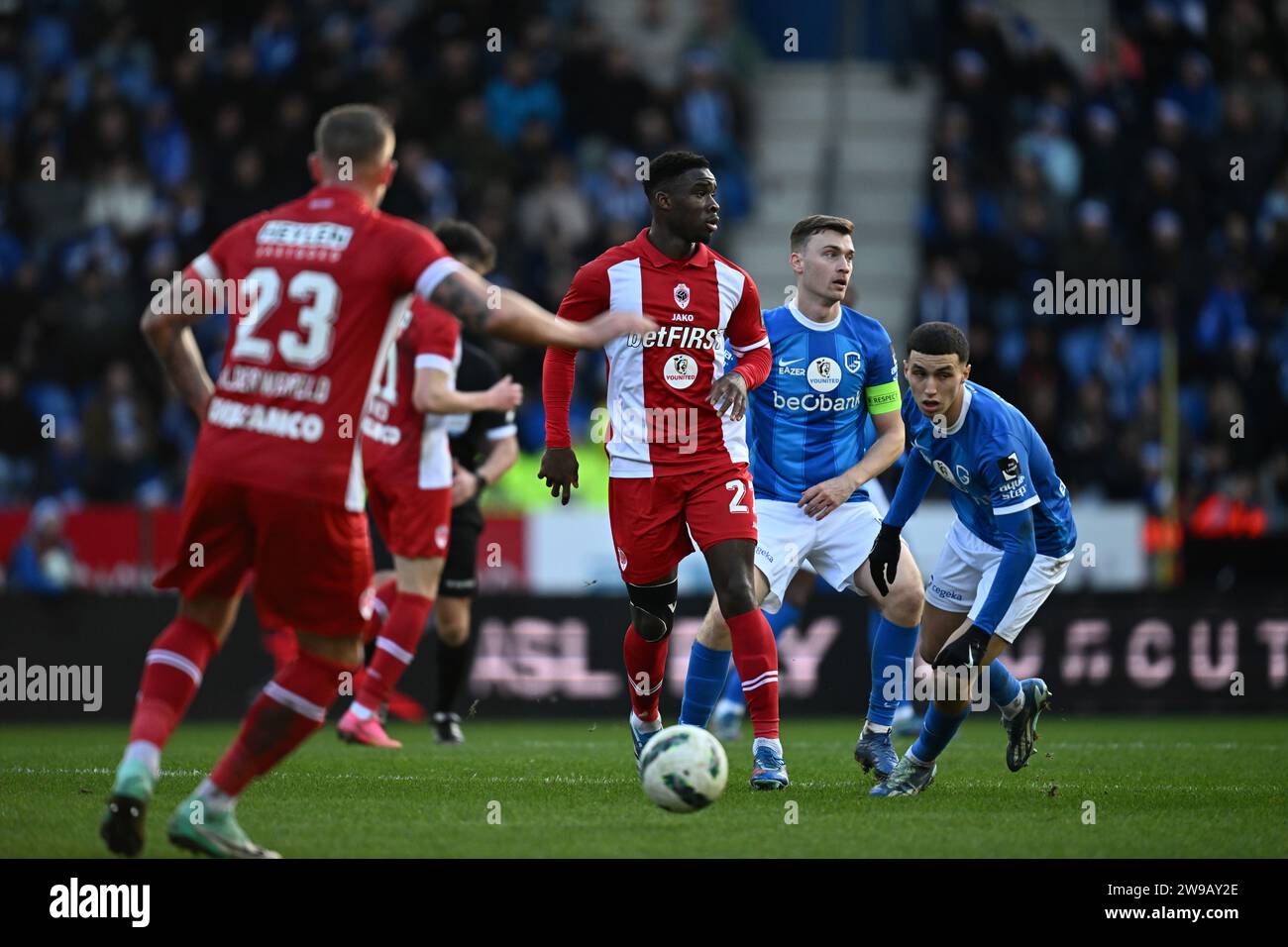 Genk, Belgien. Dezember 2023. Die Antwerpener Mandela Keita kontrolliert den Ball während eines Fußballspiels zwischen KRC Genk und Royal Antwerp FC am Dienstag, den 26. Dezember 2023 in Genk, am 20. Tag der Saison 2023-2024 der ersten Liga der „Jupiler Pro League“ der belgischen Meisterschaft. BELGA FOTO JOHN THYS Credit: Belga News Agency/Alamy Live News Stockfoto