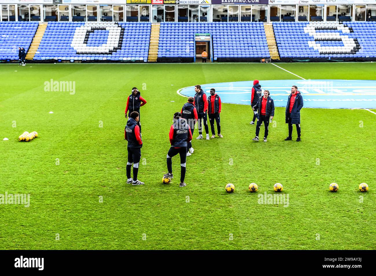 Reading-Spieler kommen am Dienstag, den 26. Dezember 2023, an der London Road, Peterborough, und sehen sich das Pitchspiel der Sky Bet League 1 zwischen Peterborough und Reading an. (Foto: Kevin Hodgson | MI News) Credit: MI News & Sport /Alamy Live News Stockfoto