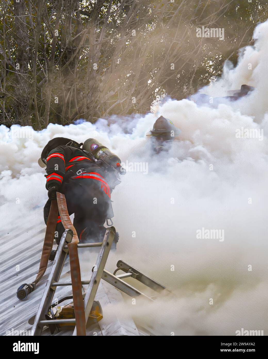 Youngstown, Florida, Usa, 20. Dezember 2023. Mitten in einem chaotischen Hausbrand wird ein Team mutiger Feuerwehrleute in einem Hochstand eingesetzt Stockfoto