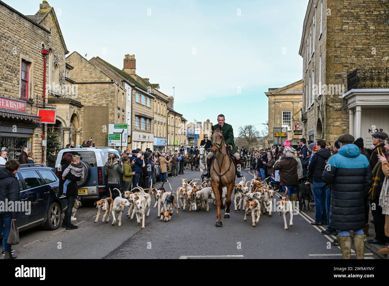 Chipping Norton, Großbritannien. Dezember 2023. Treffen der Heythrop Hunts Treffen Sie sich im Fox Inn auf dem Marktplatz von Chipping Norton, einer Marktstadt in den Cotswold Hills in West Oxfordshire im britischen Oxfordshire. Quelle: Peter Nixon / Alamy Live News Stockfoto