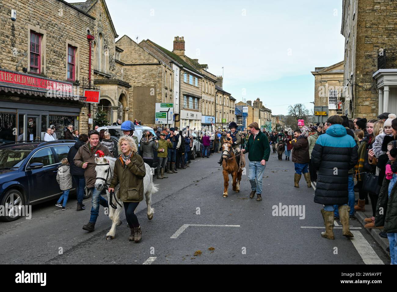 Chipping Norton, Großbritannien. Dezember 2023. Treffen der Heythrop Hunts Treffen Sie sich im Fox Inn auf dem Marktplatz von Chipping Norton, einer Marktstadt in den Cotswold Hills in West Oxfordshire im britischen Oxfordshire. Quelle: Peter Nixon / Alamy Live News Stockfoto