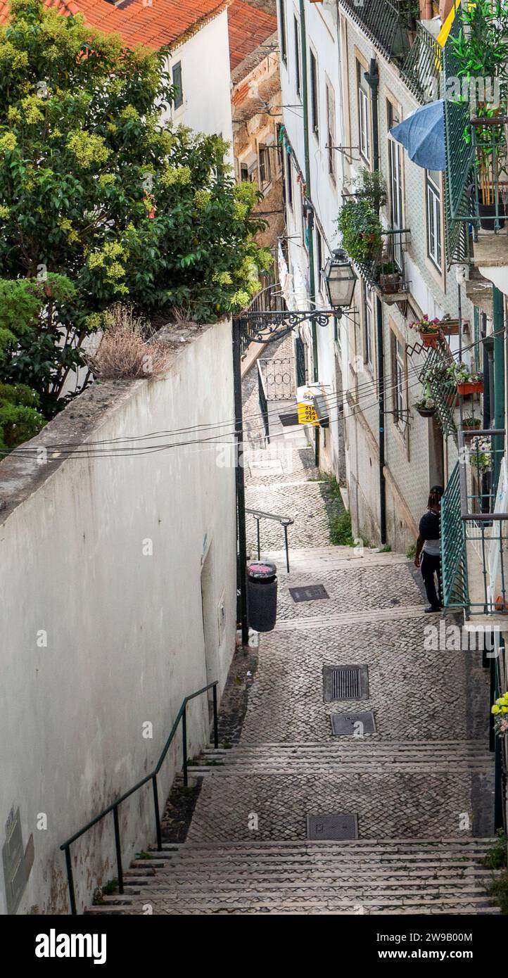 Schmale Treppen in der Altstadt von Alfama in Lissabon Portugal Stockfoto