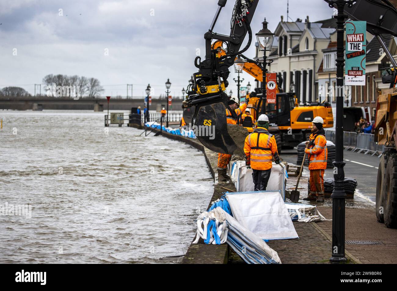 DEVENTER - Sandsäcke werden an der Kaiwand entlang der IJssel gegen Hochwasser platziert. Aufgrund des steigenden Wassers ist die de Welle, die Straße zwischen Stadtzentrum und IJssel, für den Verkehr gesperrt. ANP VINCENT JANNINK niederlande aus - belgien aus Stockfoto