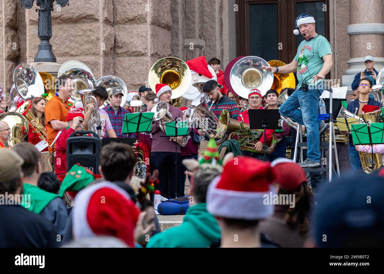 Über 100 Musiker treffen sich am Freitag, den 22. Dezember 2023, auf den Südstufen des Texas Capitol, zum jährlichen Weihnachtskonzert in Tuba. Stockfoto