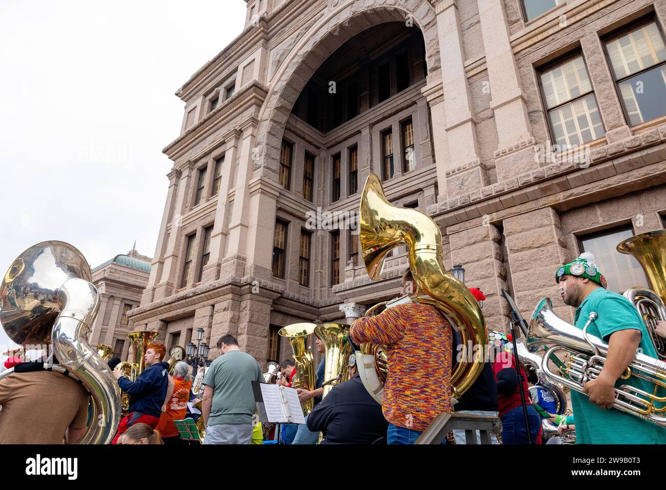 Über 100 Musiker treffen sich am Freitag, den 22. Dezember 2023, auf den Südstufen des Texas Capitol, zum jährlichen Weihnachtskonzert in Tuba. Stockfoto