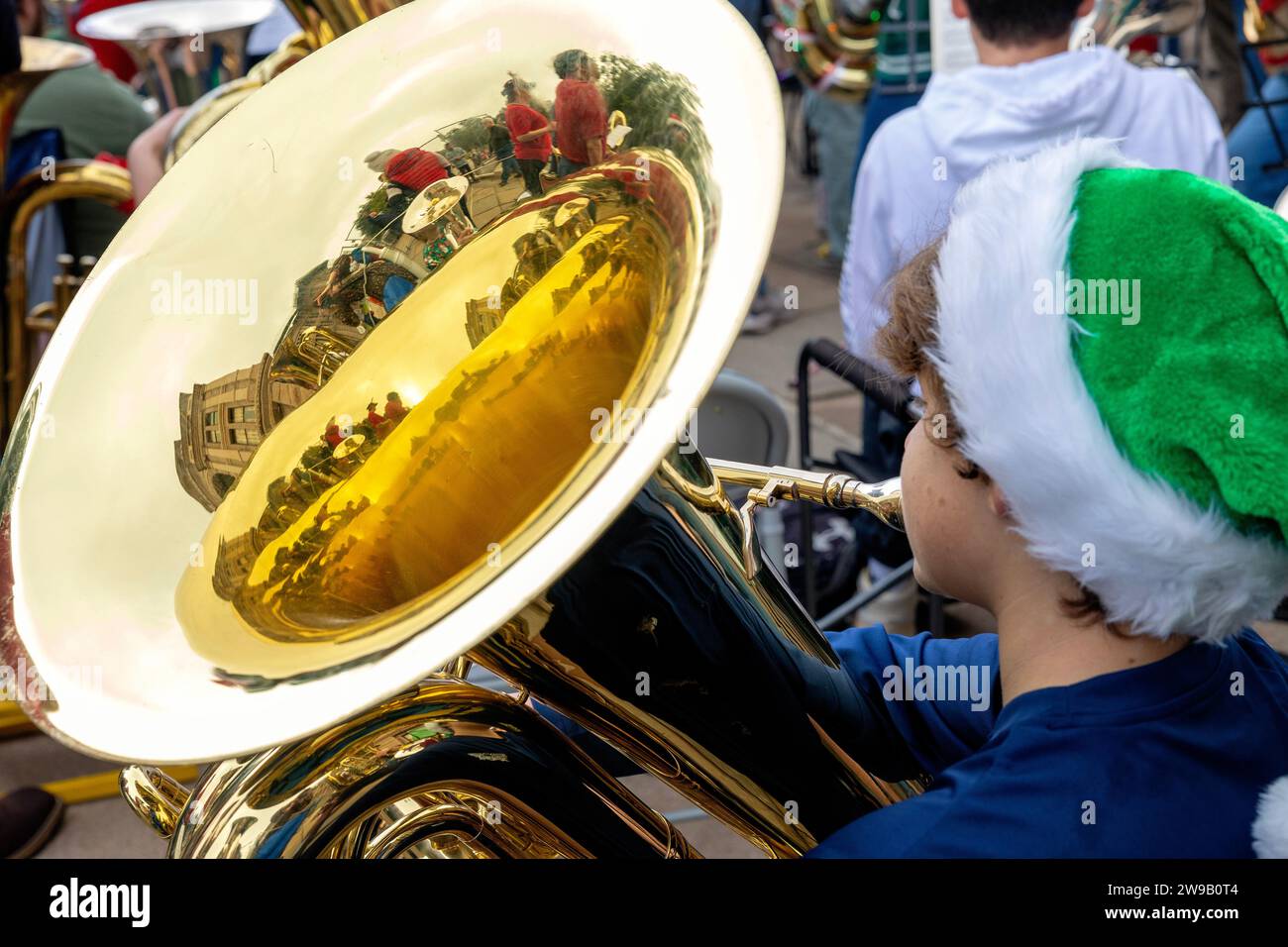 Über 100 Musiker treffen sich am Freitag, den 22. Dezember 2023, auf den Südstufen des Texas Capitol, zum jährlichen Weihnachtskonzert in Tuba. Stockfoto