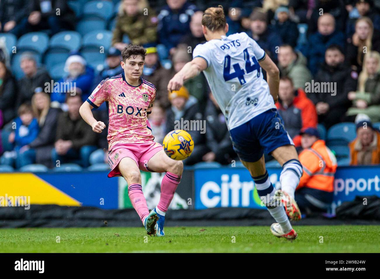 Brad Potts #44 von Preston North End wurde von Daniel James #20 von Leeds United während des Sky Bet Championship Matches zwischen Preston North End und Leeds United am Dienstag, den 26. Dezember 2023 in Deepdale, Preston, herausgefordert. (Foto: Mike Morese | MI News) Credit: MI News & Sport /Alamy Live News Stockfoto