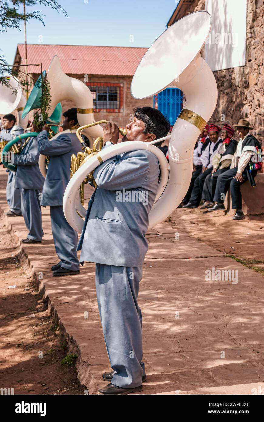 Taquile, Peru - 1. Mai 2009: Feier des traditionellen Karnevals in Taquile (Puno, Peru) Stockfoto