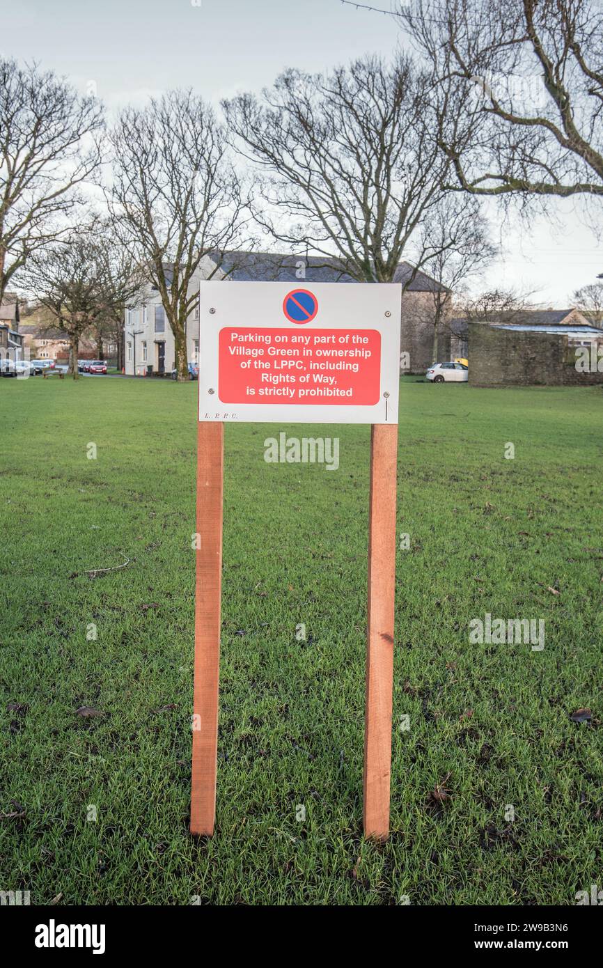 Gemischte Ausblicke über die Beschilderung auf den Long Preston Village Greens, die auf den Parkplätzen auf den verschiedenen Grünflächen verweisen. Stockfoto