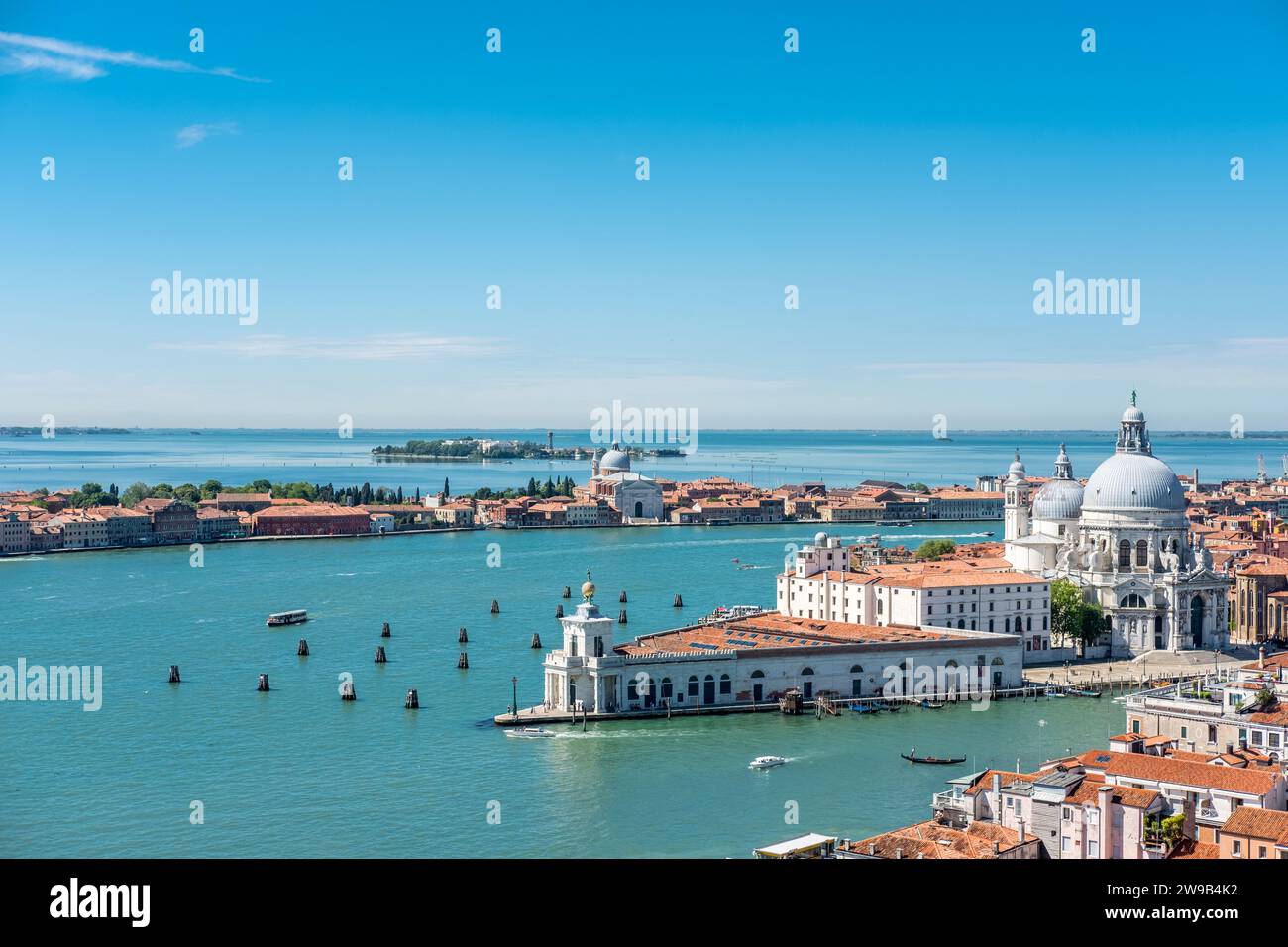 Aus der Vogelperspektive von Venedig mit der Kirche San Giorgio di Maggiore. Venedig ist die Hauptstadt der Region Venetien in Norditalien Stockfoto