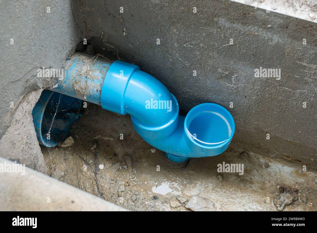 Geruchsschutz U-Abwasserrohr des Hauses zum Schutz vor unangenehmem Geruch Stockfoto