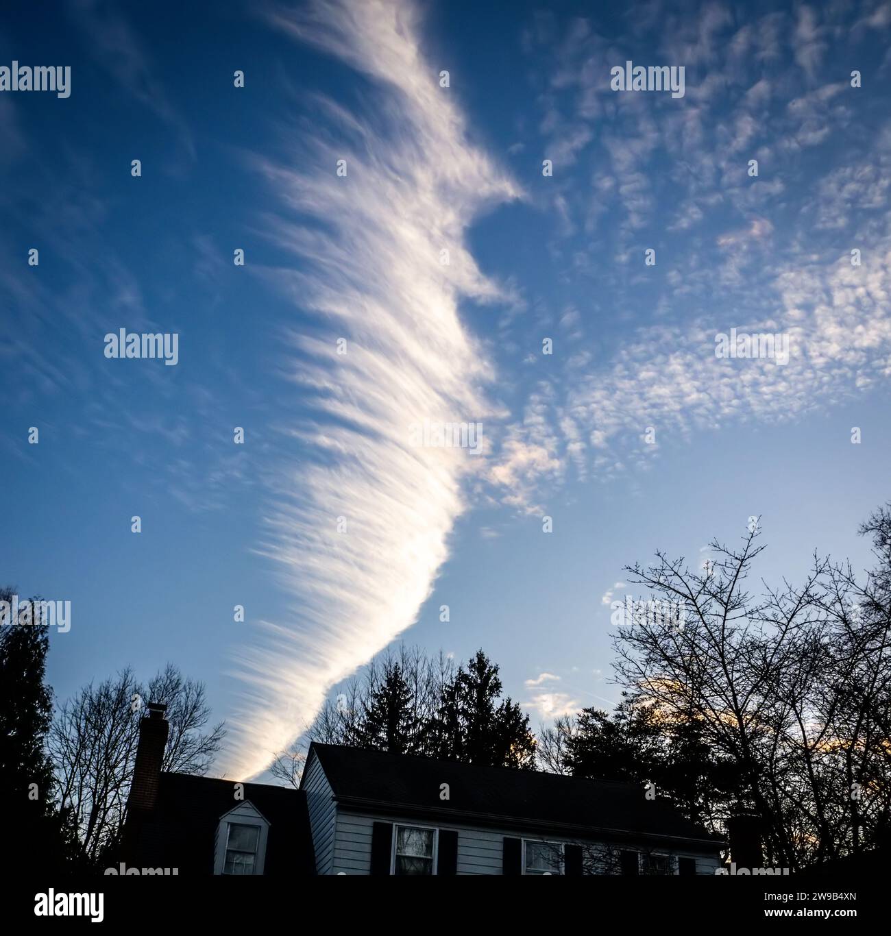 Spektakuläre Stutenschwanzwolke bei Sonnenuntergang Stockfoto