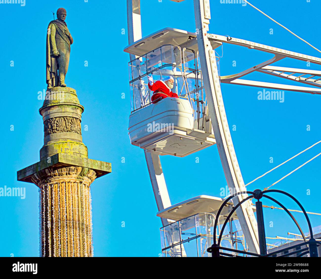 Glasgow, Schottland, Großbritannien. Dezember 2023. Weihnachtsmann auf dem großen Rad beim winterfest auf george Square Level mit der walter scott Säule. Credit Gerard Ferry/Alamy Live News Stockfoto