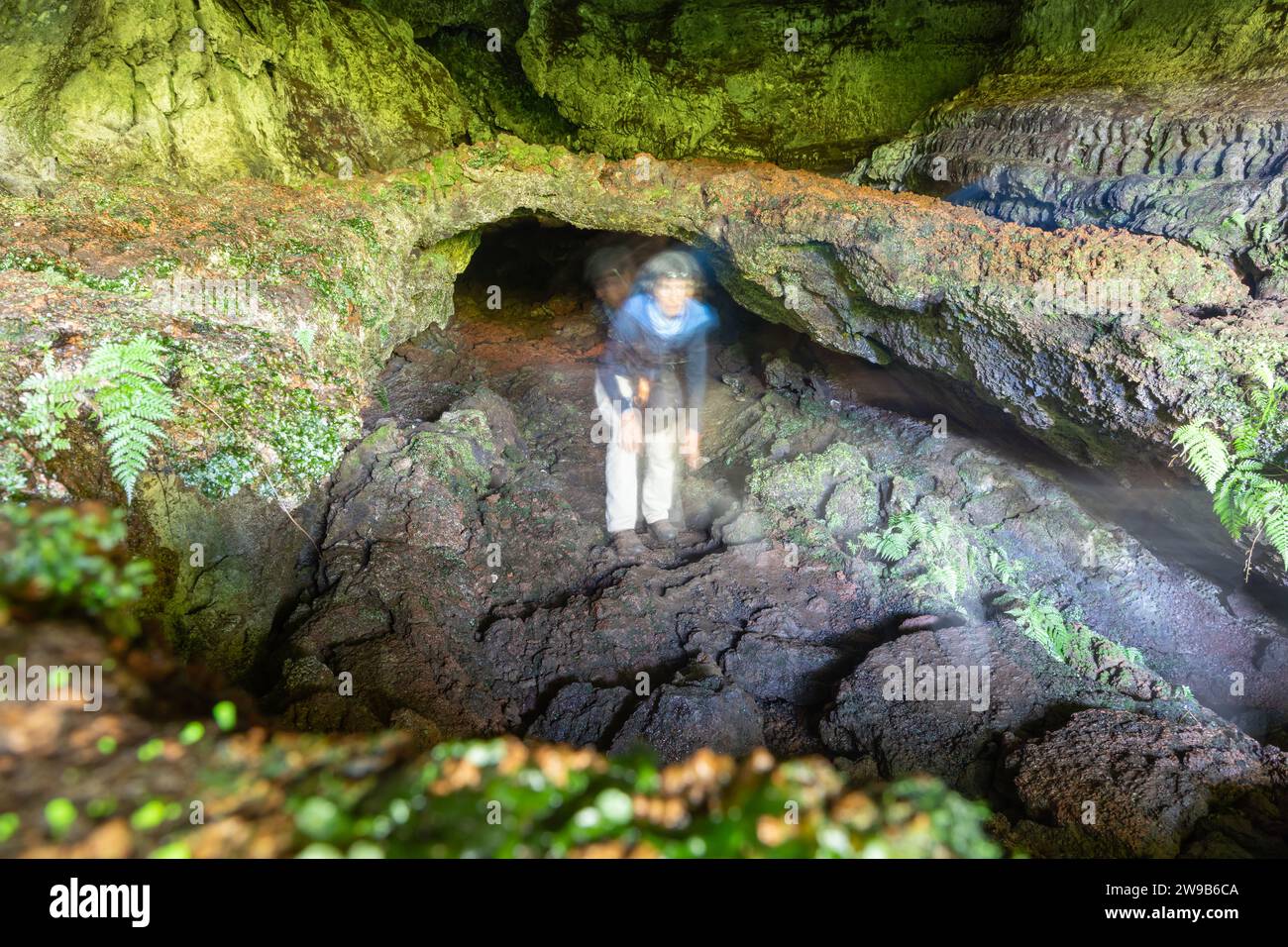 Einzelperson im Lavatunnel von Furna de frei Matias, Insel Pico, Azoren, Portugal Stockfoto