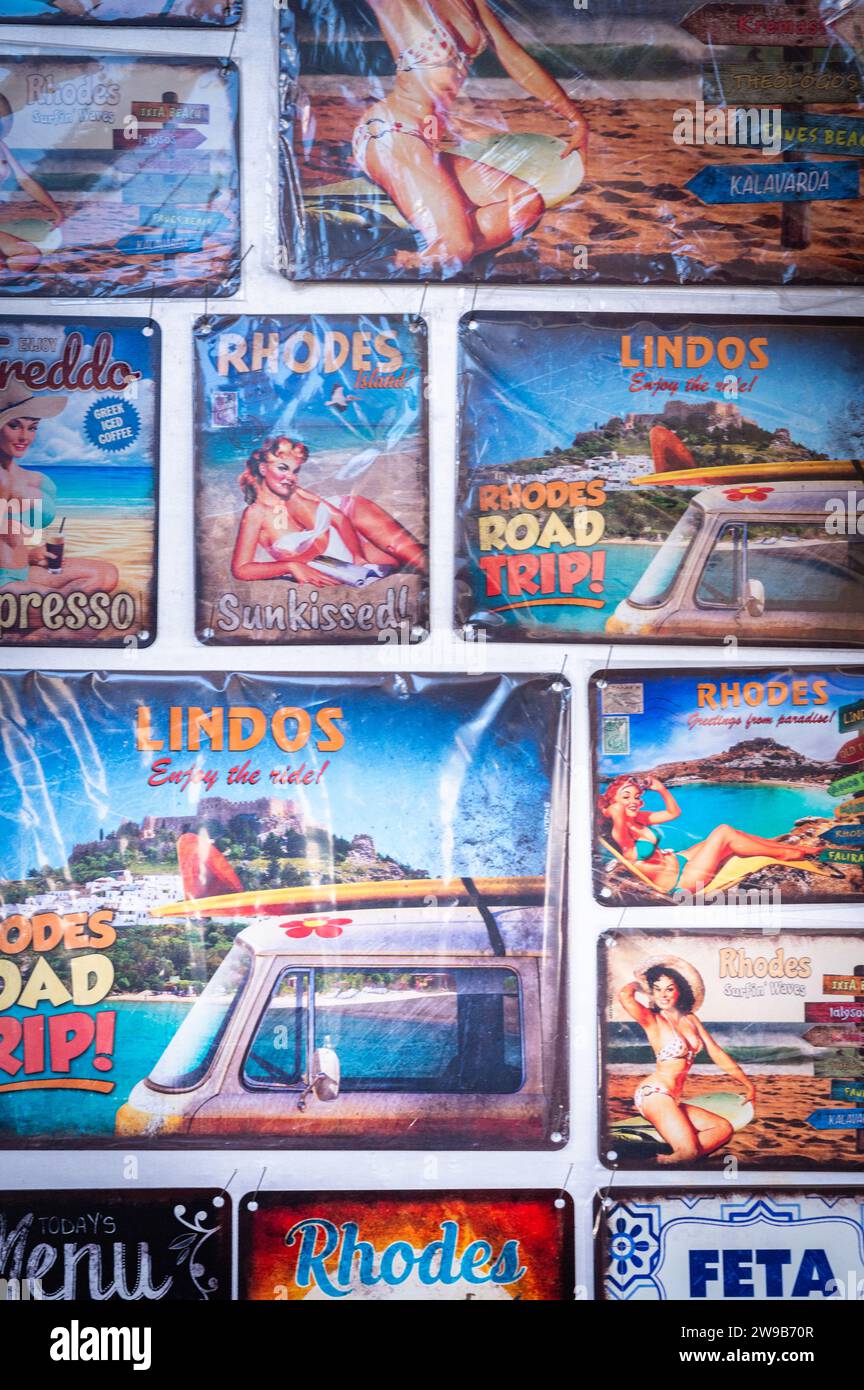 17. Oktober 2023, Lindos City Vintage-Werbe- und Turistikpostkarten Stockfoto