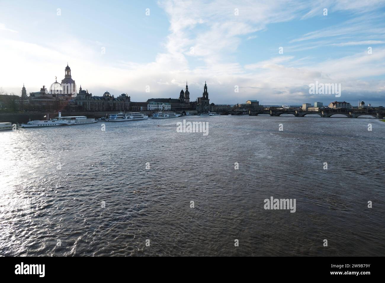 Elbehochwasser In Dresden DEU/Deutschland/Sachsen/Dresden, 26.12.2023 ...