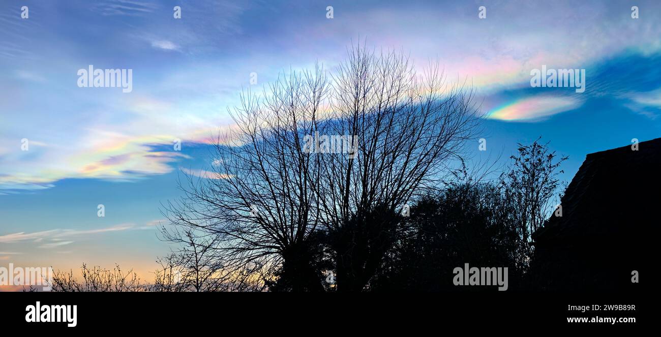 Nacreous Clouds - hochgelegene polare Stratosphärische Wolken in Höhen von 49.000 bis 82.000 Fuß. Sie bestehen hauptsächlich aus Eiskristallen. Am besten beobachtet Stockfoto Nacreous Clouds - hochgelegene polare Stratosphärische Wolken in Höhen von 49.000 bis 82.000 Fuß. Sie bestehen hauptsächlich aus Eiskristallen. Am besten beobachtet Stockfoto