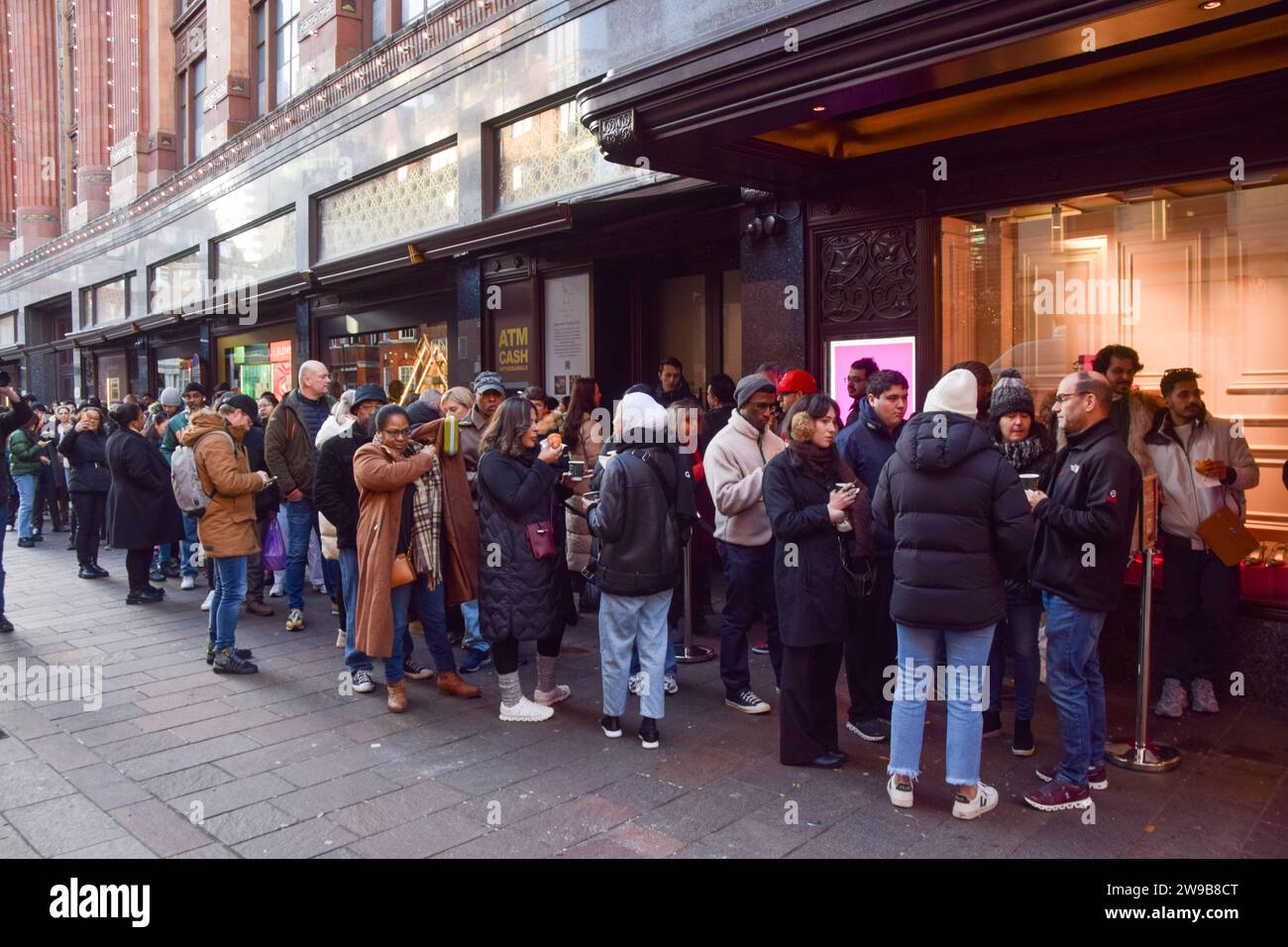 London, Großbritannien. Dezember 2023. Kunden stehen vor Harrods in Knightsbridge für den Verkauf am zweiten Weihnachtsfeiertag an. Quelle: Vuk Valcic/Alamy Live News Stockfoto