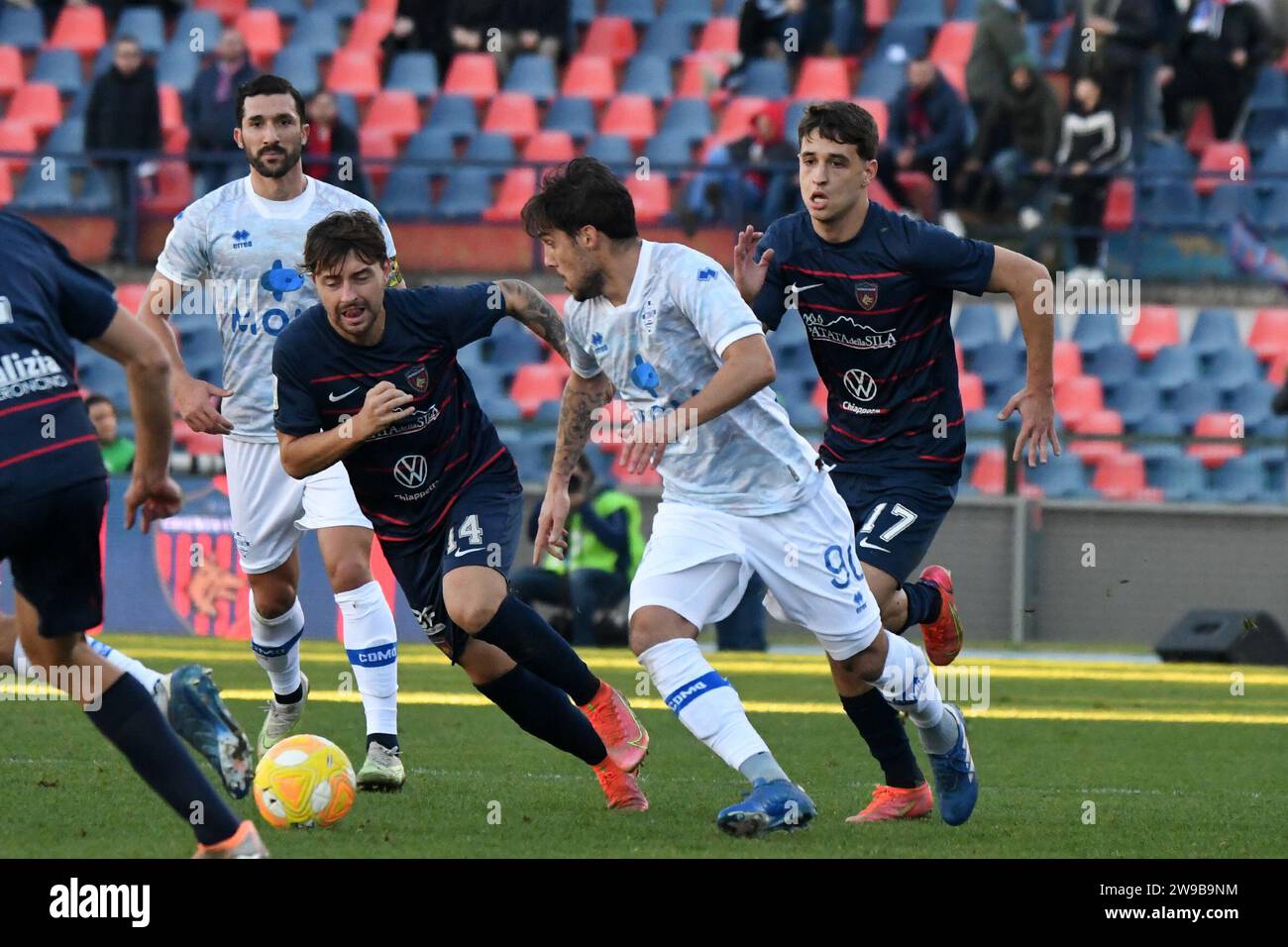 Cosenza, Italien. Dezember 2023. Comos Simone Verdi im Kampf gegen Cosenzas Giacomo Calo und Baldovino Cimino während des italienischen Fußball-Serie B Spiels Cosenza Calcio vs Como 1907 im San Vito-Gigi Marulla Stadion in Cosenza, Italien am 26. Dezember 2023 Credit: Independent Photo Agency/Alamy Live News Stockfoto