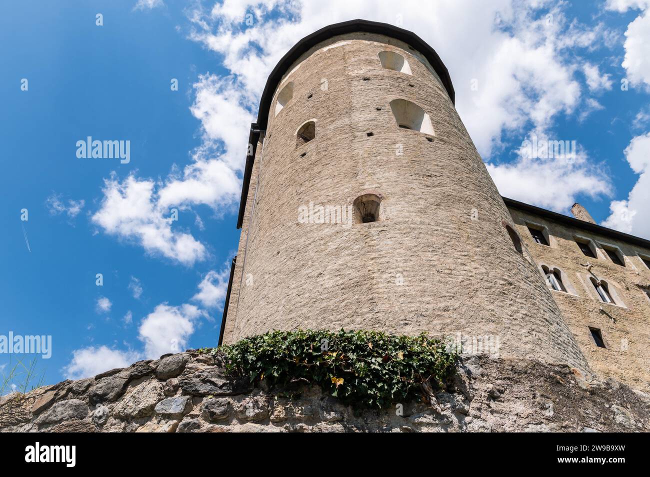 Schloss Tirol in Südtirol. Südpalast vom Äußeren Bailey aus gesehen. Trentino Südtirol, Norditalien, Europa Stockfoto