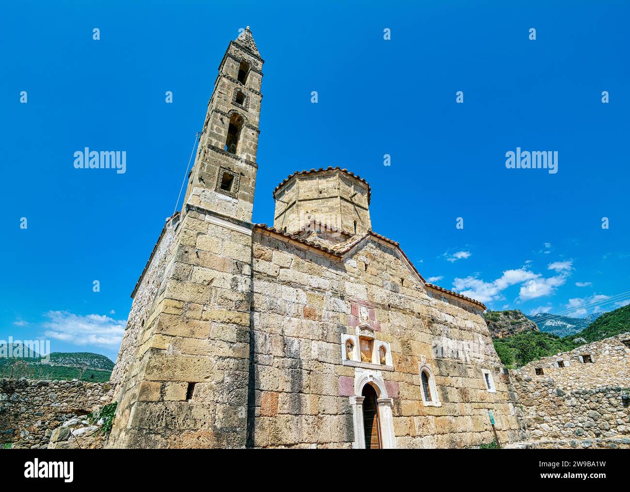 Altstadt von Kardamili, Messenia, Griechenland. Das alte Kardamili ist eine kleine Sammlung verlassener befestigter Turmhäuser, die um ein schönes 18. Jahrhundert gruppiert sind Stockfoto