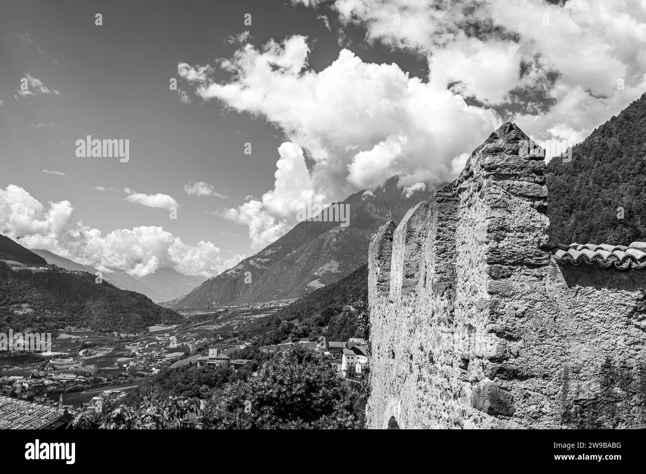 Panoramablick auf die Stadt Meran vom Hügel des Tiroler Schlosses in Südtirol, Trentino Südtirol, Südtirol, Norditalien, Europa Stockfoto