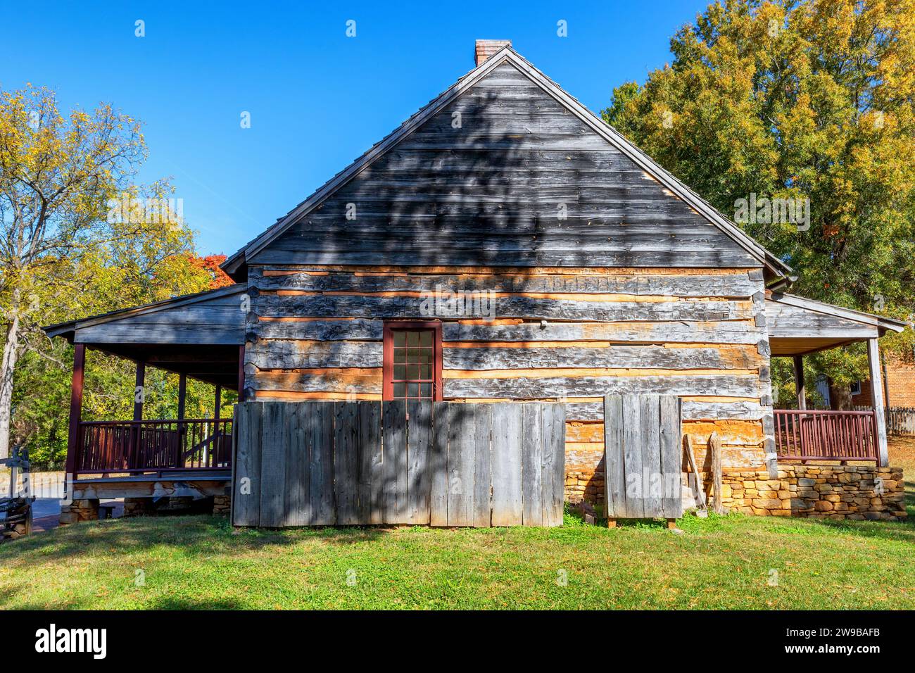 Old Salem, North Carolina, USA - 26. Oktober 2023: Wiederaufbau der afroamerikanischen Mährischen Kirche in dieser historischen Stadt. Stockfoto