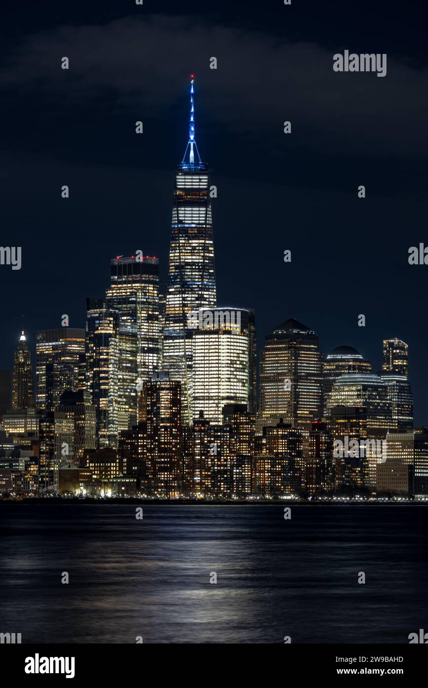 Nachtbild der Skyline von Lower Manhattan, New York City, aus Hoboken, NJ Stockfoto