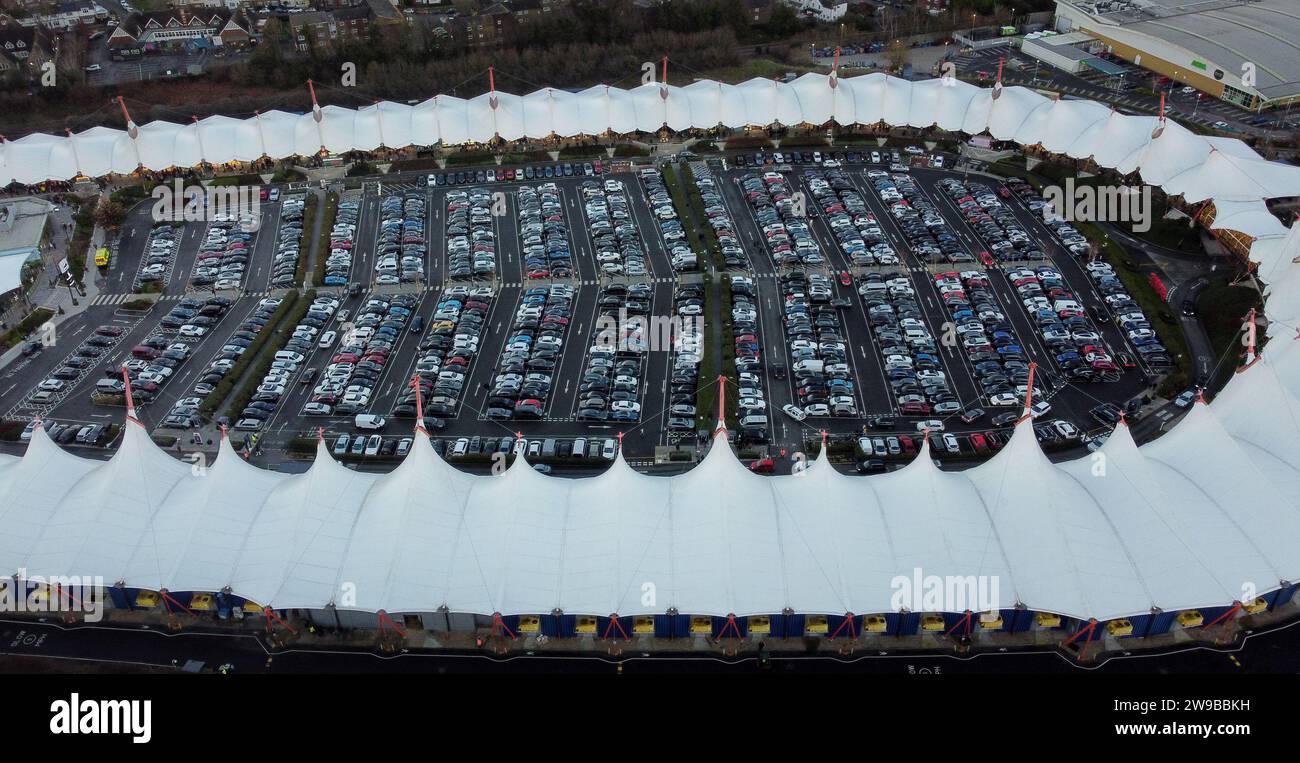 Ein Blick auf den kompletten Parkplatz im McArthurGlen Ashford Designer Outlet in Ashford, Kent, während der Verkaufszahlen am zweiten Weihnachtsfeiertag. Bilddatum: Dienstag, 26. Dezember 2023. Stockfoto