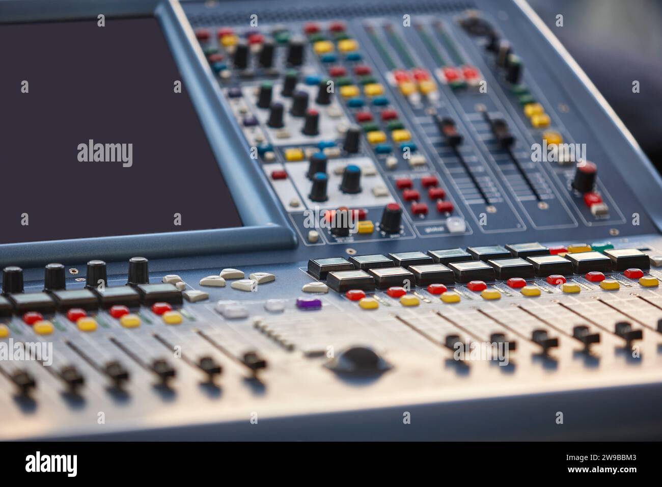 Professionelles Audio-Mischpult mit Konsolendetails. Tontechnik. Live-Konzert Stockfoto