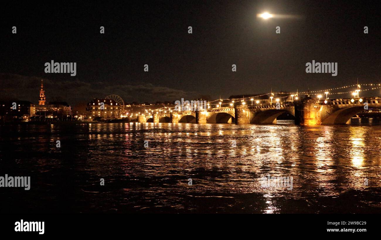 Anziehungspunkt ist am 2. Weihnachtsfeiertag definitiv weder die Semperoper noch die Frauenkirche. Auch in der sächsischen Landeshauptstadt herrscht nun Hochwasseralarm. Kurz vor der Meldestufe 3 steht die Elbe aktuell. Das Terrassenufer ist bereits überflutet. Der Fährverkehr ruht. Schaurige Stimmung am 2. Weihnachtsfeiertag bei Mondaufgang am späten Nachmittag. Viele Menschen schauten sich das Schauspiel von der Augustusbrücke aus an. Der Pegel der Elbe wird weiter steigen. Das Terrassenufer war für den Verkehr gesperrt. Am Mittwoch wird Meldestufe 3 erreicht. Ursache für das Elbehochwasse Stockfoto