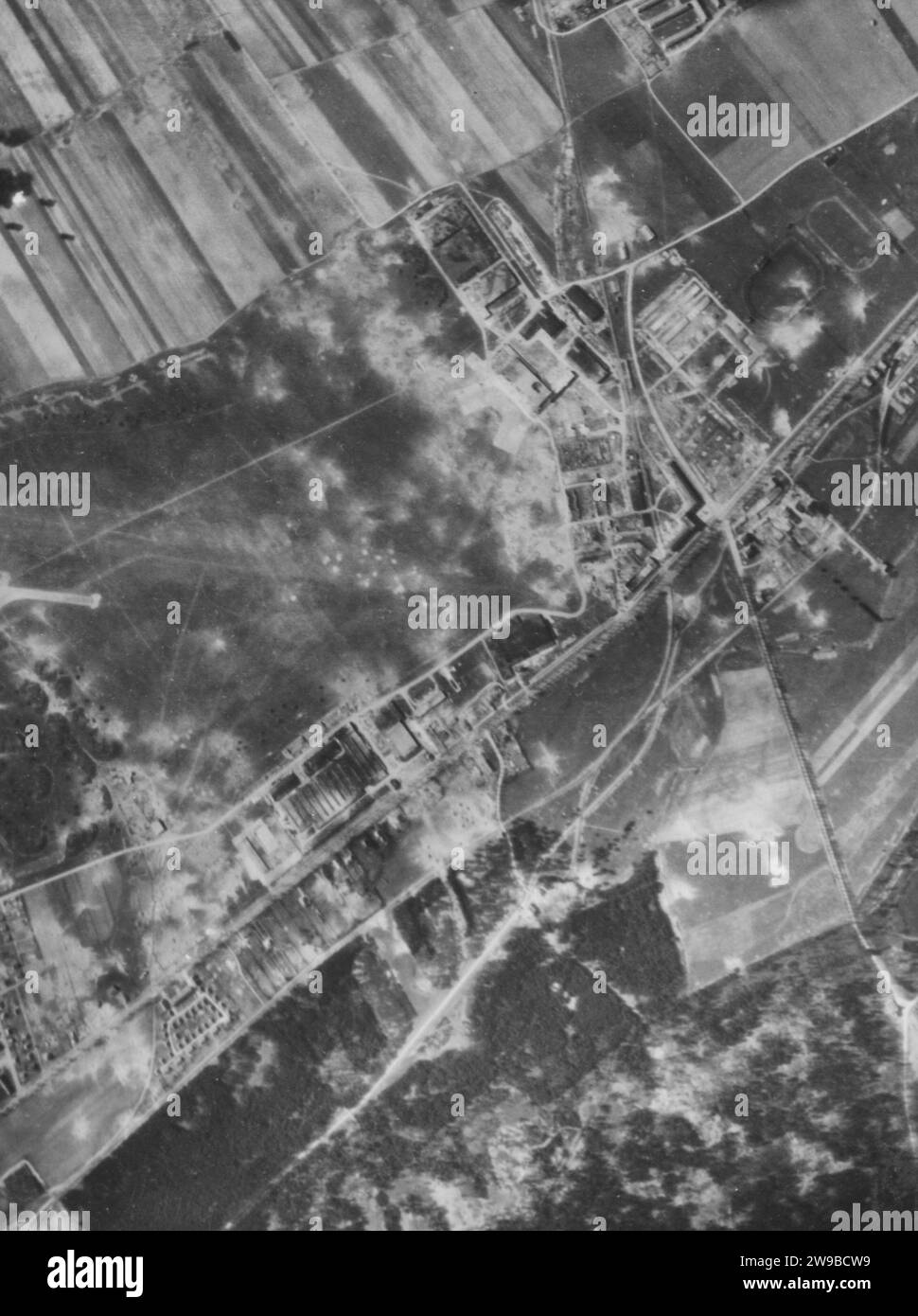 Das Messerschmitt-Versuchszentrum und DAS BOMBERMONTAGEWERK ME 410 in Augsburg waren eines der Ziele für die Boeing B-17-Festungen der 8. AF während ihrer Tageslichtmission vom 13. April 44. Dieses Foto wurde kurz vor Beginn des Angriffs aufgenommen. Stockfoto