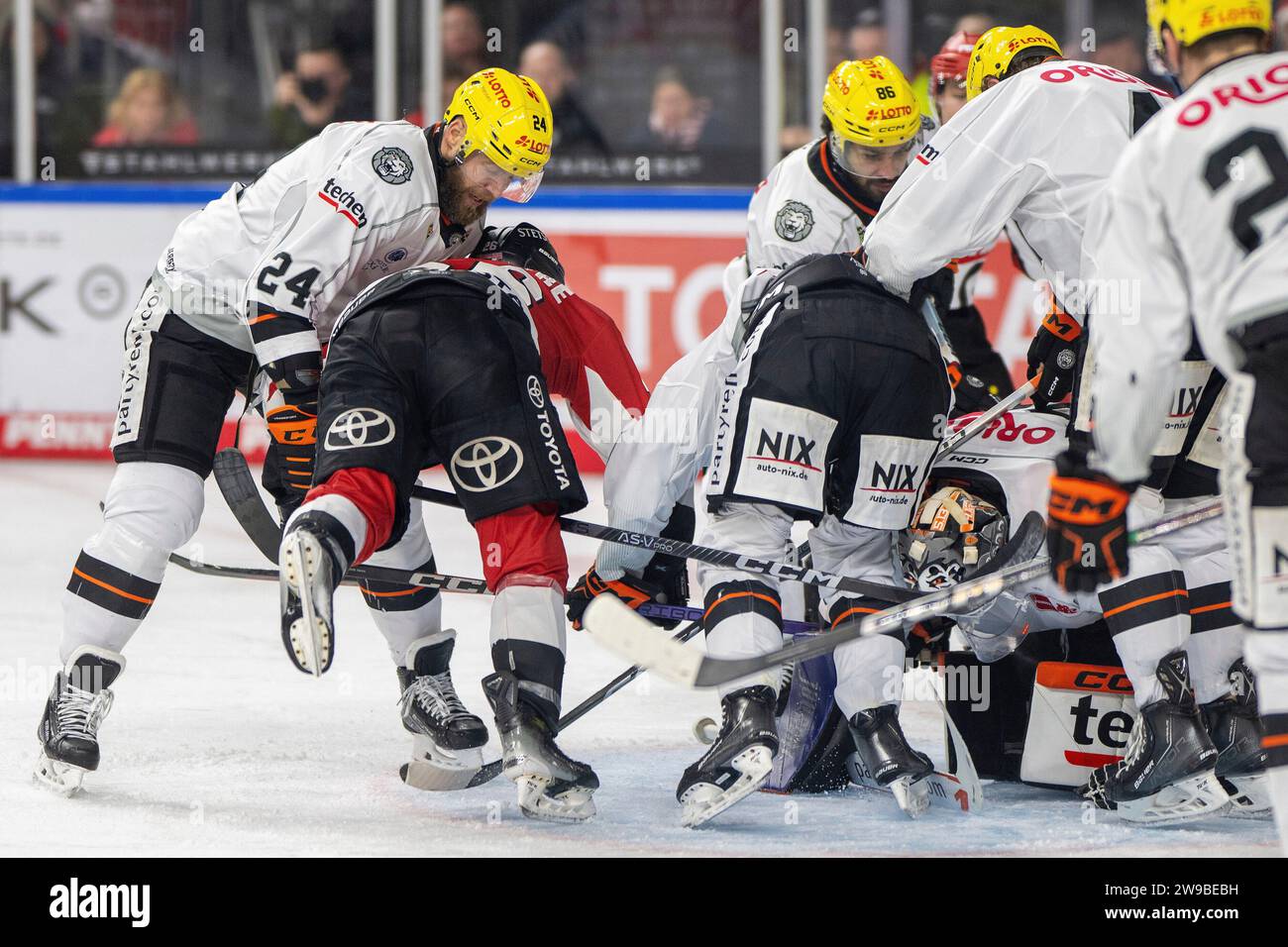 26.12.2023, Lanxess-Arena, Köln, DE, DEL, Koelner Haie vs Loewen Frankfurt, 31. Spieltag, Saison 2023/24, im Bild: Reid McNeill (Loewen Frankfurt, #04) Julian Napravnik (Loewen Frankfurt, #75) Ben Blood (Loewen Frankfurt, #24) Cameron Brace (Loewen Frankfurt, #86) verteidigt das Tor von Joe Cannata (Loewen Frankfurt, #35) gegen David McIntyre (Kölner Haie, #26) Foto © nordphoto GmbH/Denkinger Stockfoto