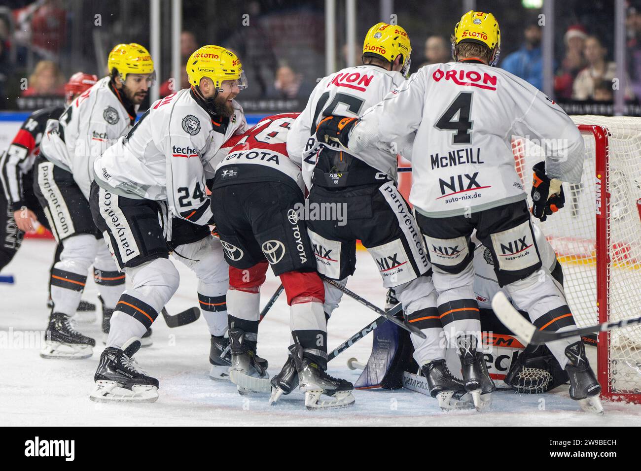 26.12.2023, Lanxess-Arena, Köln, DE, DEL, Koelner Haie vs Loewen Frankfurt, 31. Spieltag, Saison 2023/24, im Bild: Reid McNeill (Loewen Frankfurt, #04) Julian Napravnik (Loewen Frankfurt, #75) Ben Blood (Loewen Frankfurt, #24) Cameron Brace (Loewen Frankfurt, #86) verteidigt das Tor von Joe Cannata (Loewen Frankfurt, #35) gegen David McIntyre (Kölner Haie, #26) Foto © nordphoto GmbH/Denkinger Stockfoto