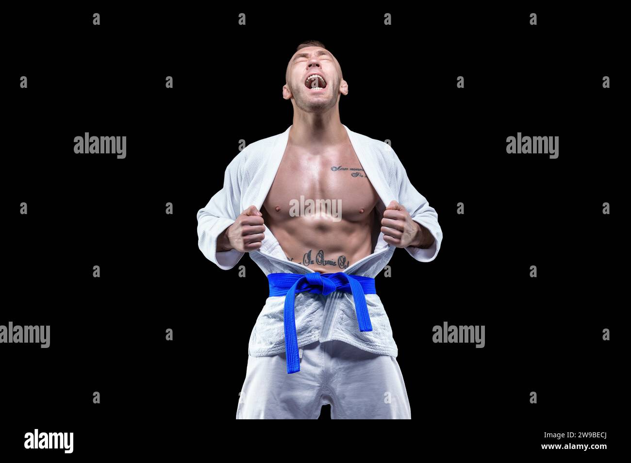 Profisportler im Kimono schreit emotional. Konzept von Karate, Jiu-Jitsu, Sambo, Judo. Gemischte Medien Stockfoto