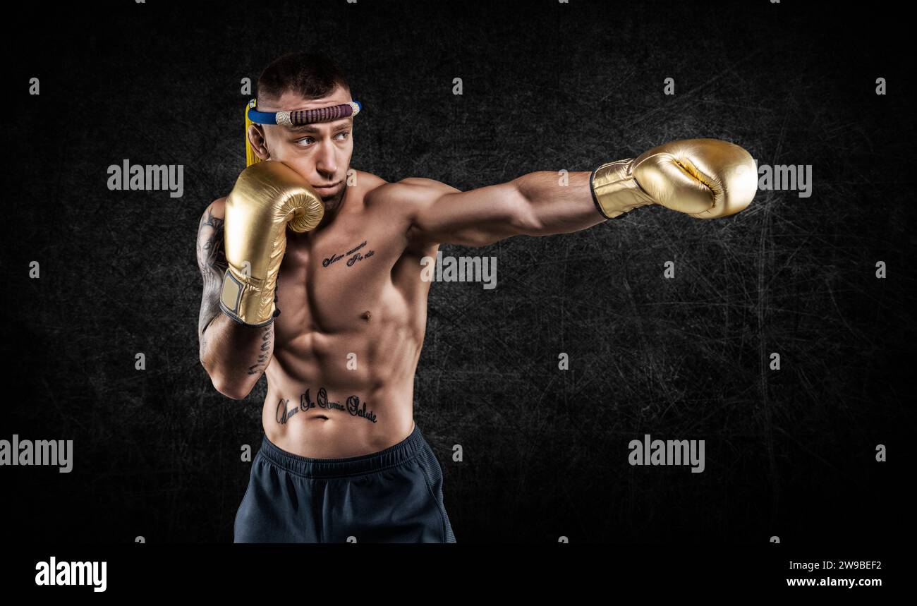 Porträt eines Boxers gemischter Kampfkunst. Das Konzept Sport, mma, Kickboxen. Gemischte Medien Stockfoto