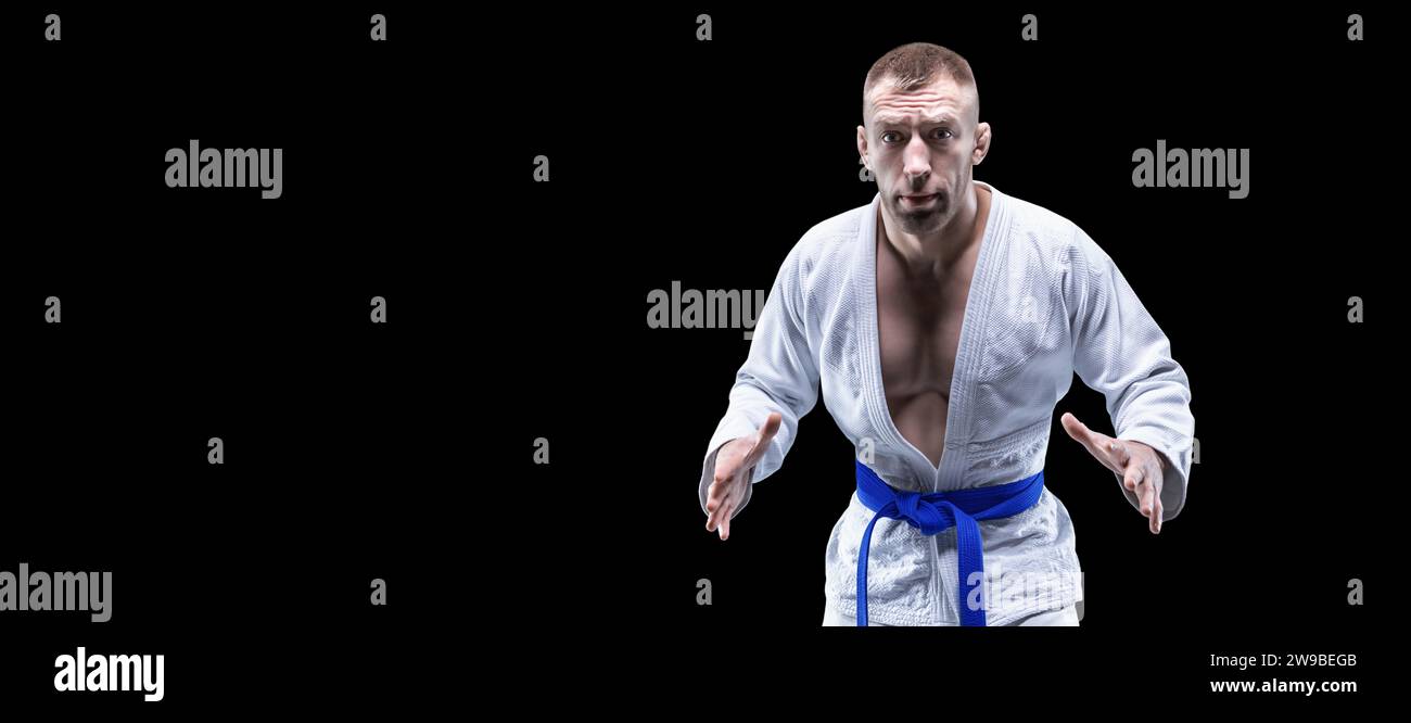 Profi-Athlet im Kimono mit blauem Gürtel bereitet sich auf einen Kampf vor. Konzept von Karate, Jiu-Jitsu, Sambo, Judo. Gemischte Medien Stockfoto