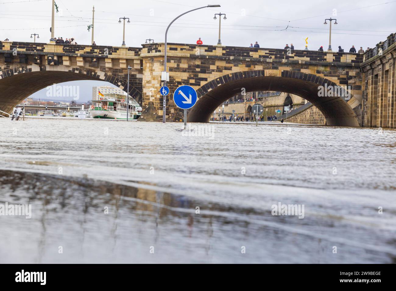 Hochwasser In Dresden Durch Die Starken Niederschläge In Form Von ...